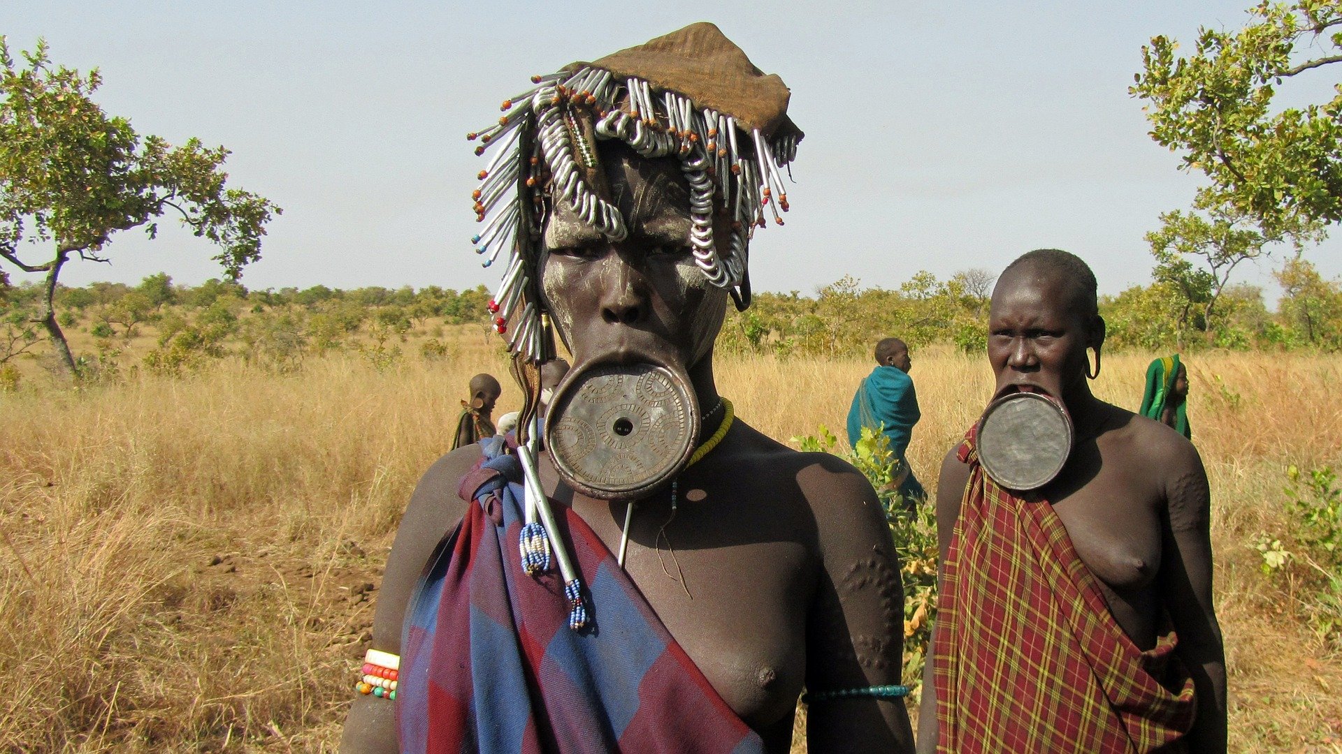 Pareja (Hombre y mujer) del pueblo Mursi (tribu africana)
