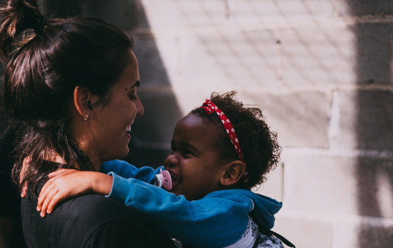 Fotografía de una madre abrazando a su hija