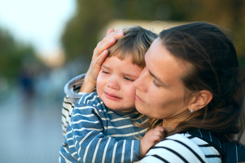 Madre abrazando a su hija que está llorando